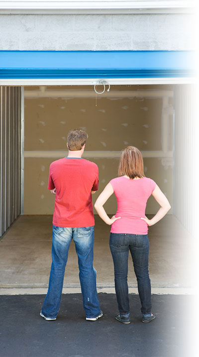 img-couple-infront-of-empty-unit